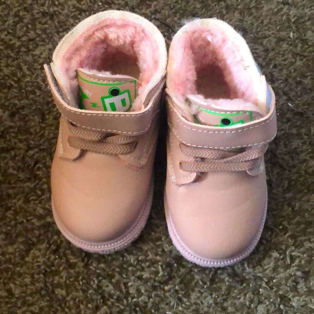 Pink winter boots 4c